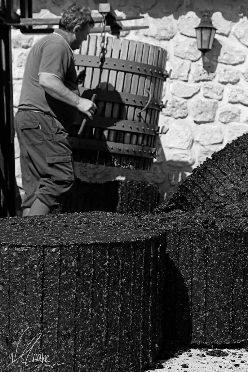 Prensa antigua en la bodega